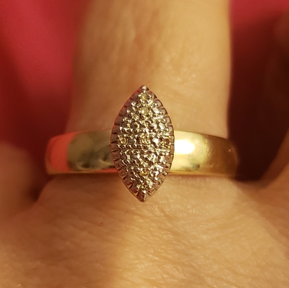 Jewelry - Yellow gold marquise top diamond ring